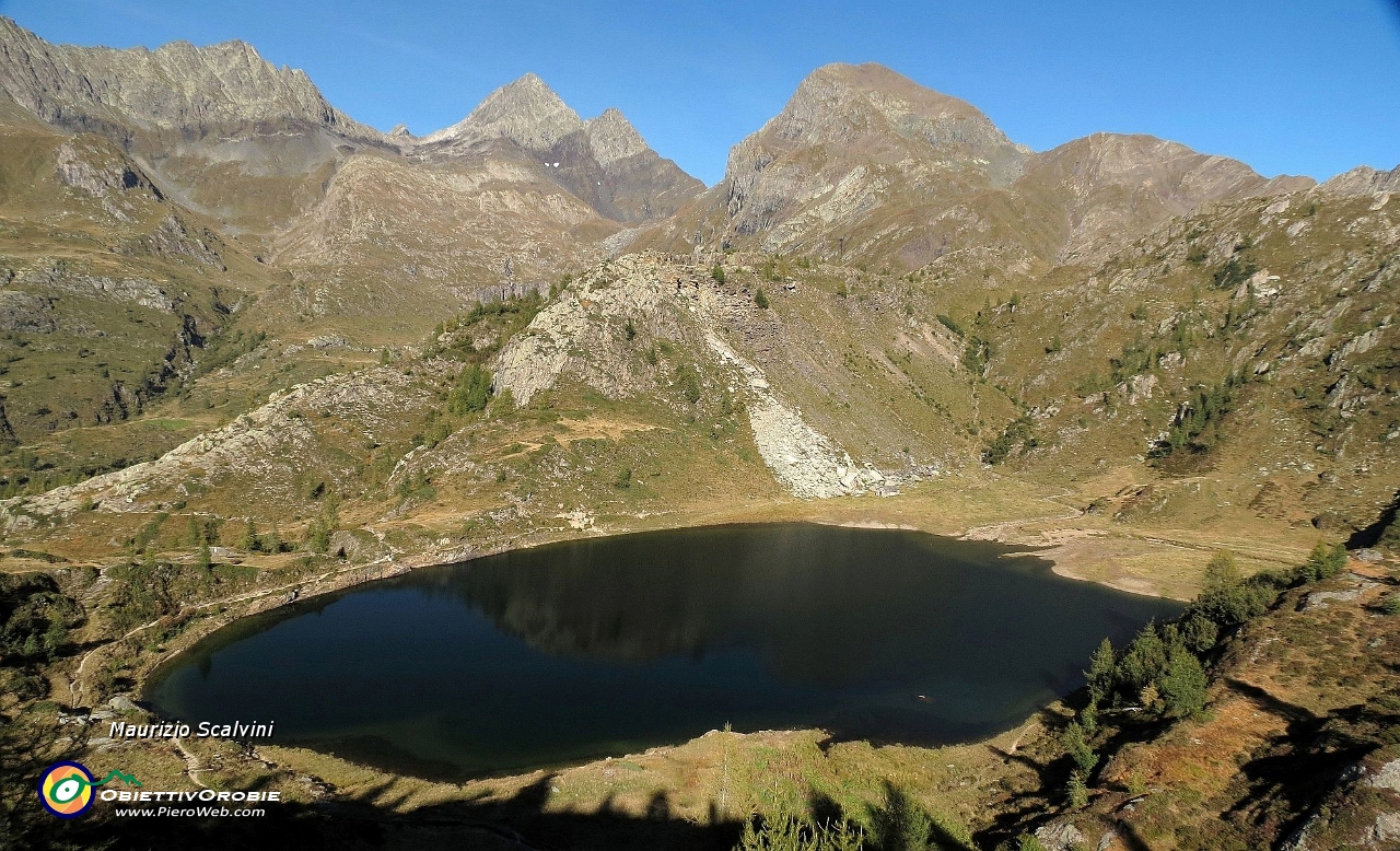 94 Risalgo un bel dosso panoramico dirimpetto il rifugio, ecco Lago Rotondo e Diavoli....JPG